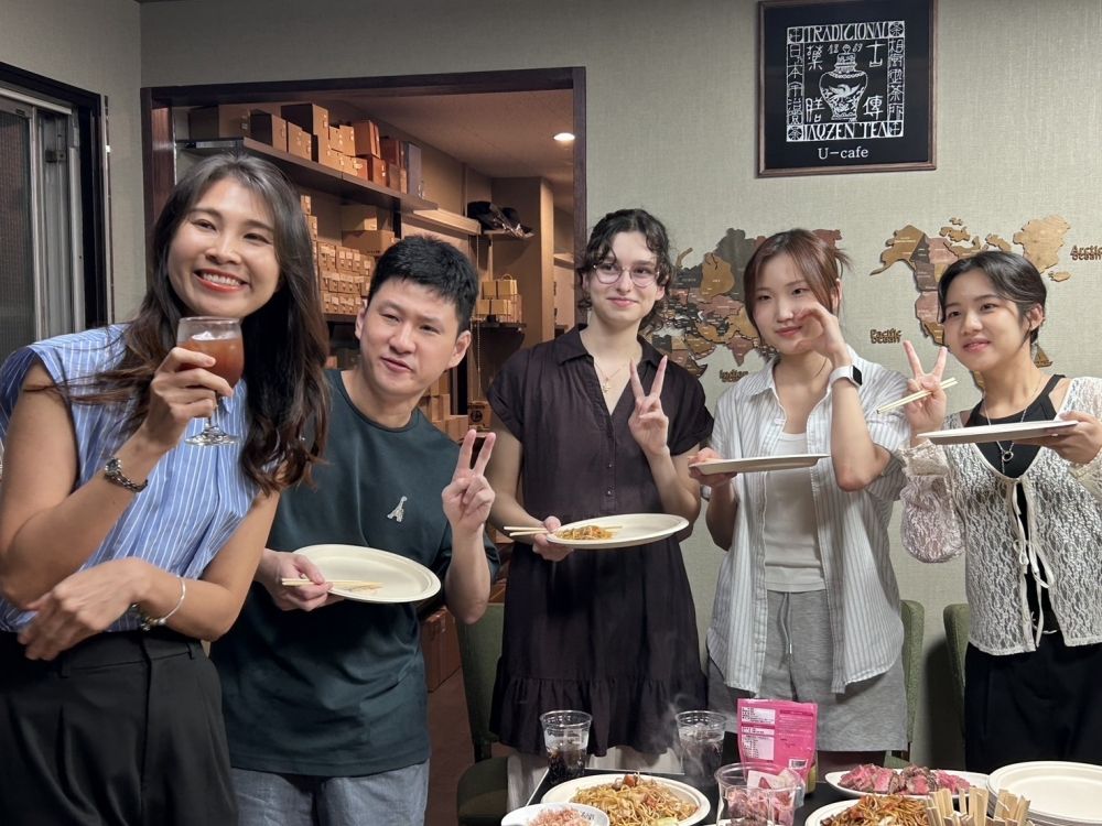 157 anos desde o nascimento de Kyoto ☆ Shinsaibashi tea Ujien ☆ muitos funcionários estrangeiros ☆ vamos trabalhar juntos ☆