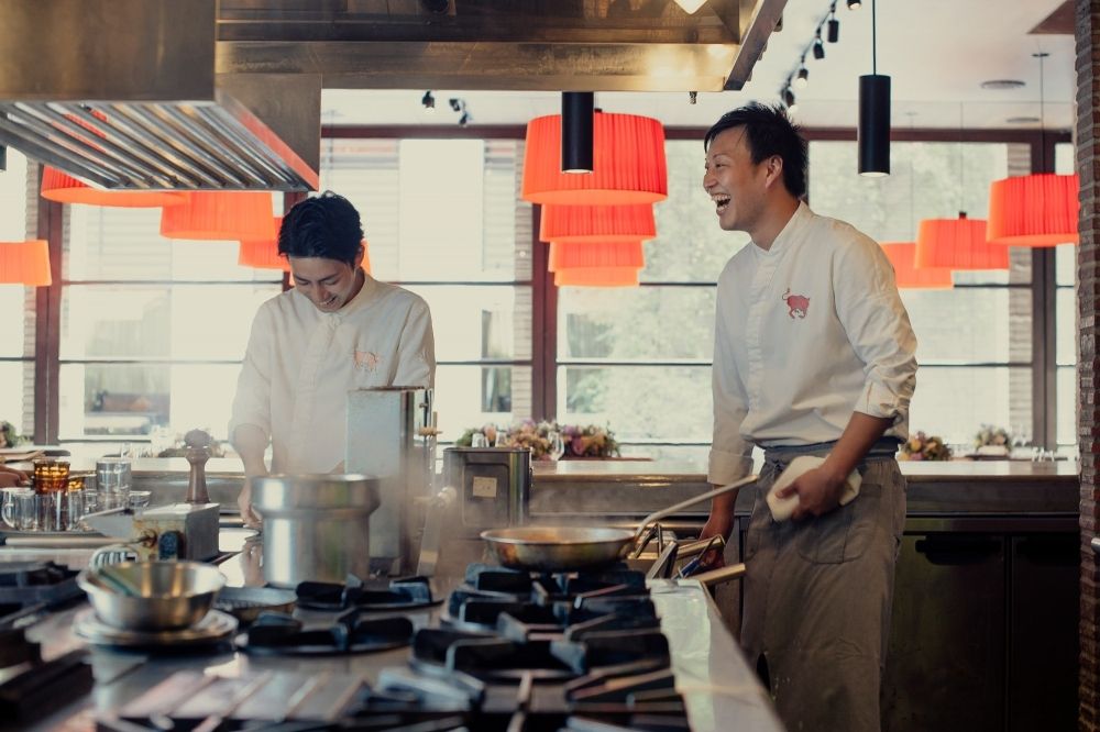 高収入26万円以上！レストランスタッフ☆未経験OK/ビザサポートあり/駅近1分