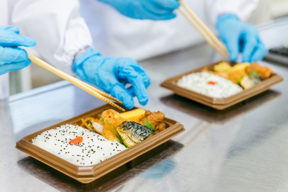 [Muitos estrangeiros estão matriculados] Trabalho simples de organização e classificação de alimentos em fábricas de alimentos