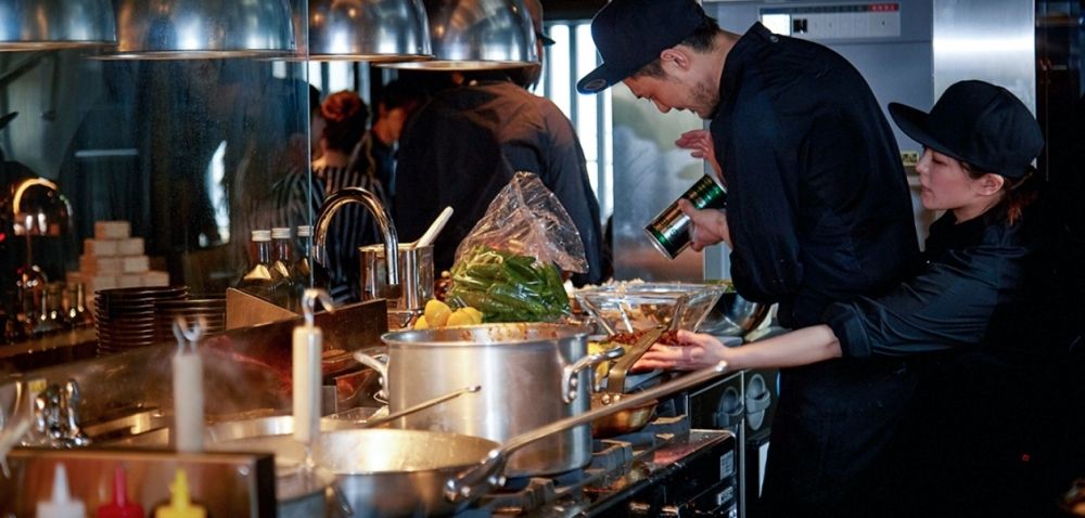 高收入28万日元起★在市内的度假村工作！ 时尚的餐厅工作人员♪