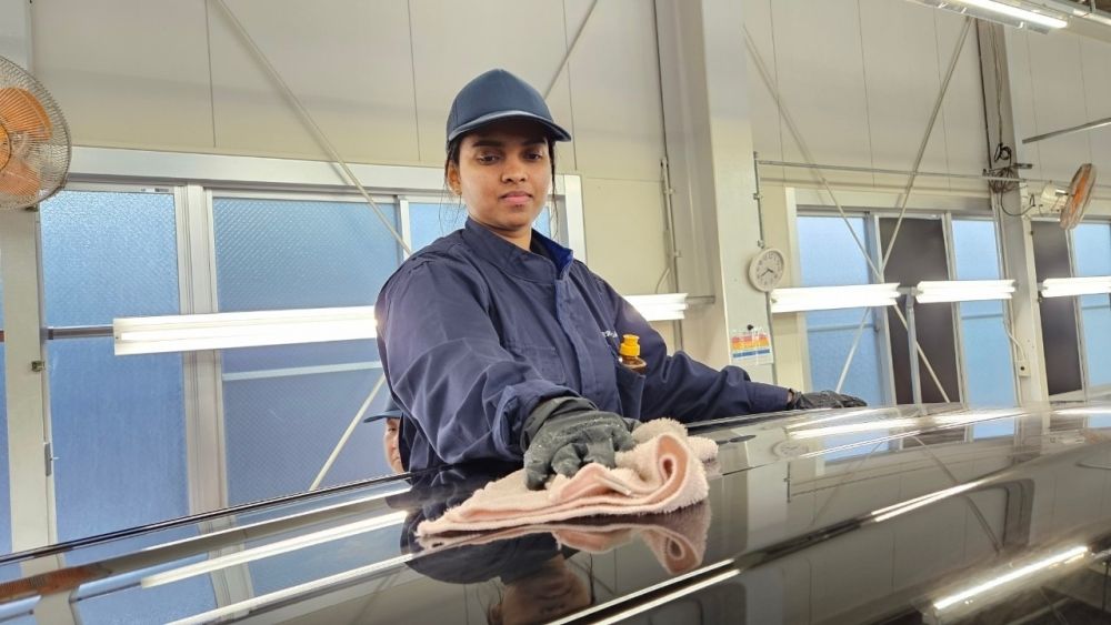 久山町◆外国人活躍中★高時給1300円★洗車機から出てきた新車を拭くだけのお仕事