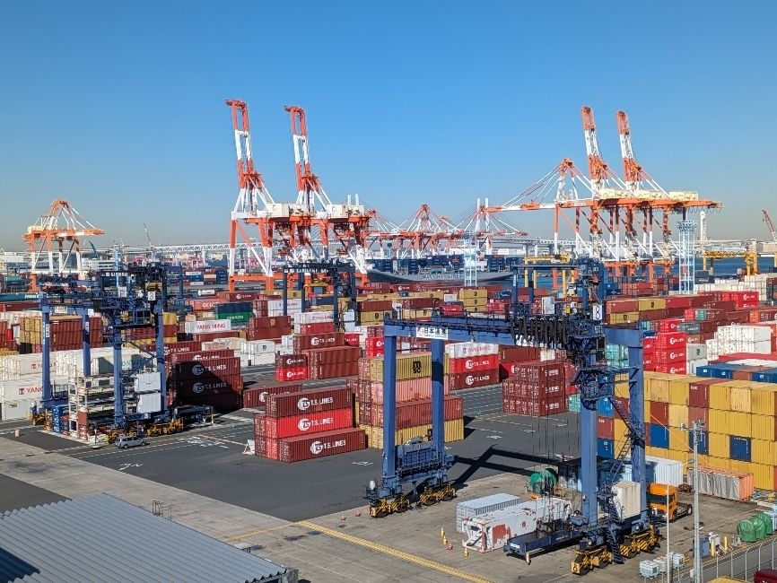 月収22万円～ 横浜駅から送迎バスあり！巨大コンテナ船のフォアマンのお仕事！