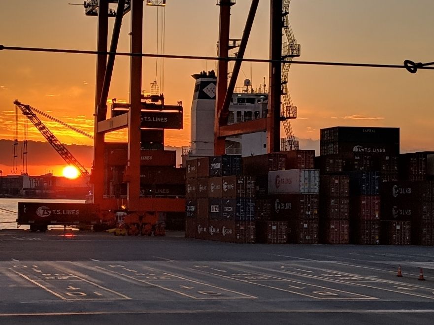 月収22万円～ 横浜駅から送迎バスあり！巨大コンテナ船のフォアマンのお仕事！