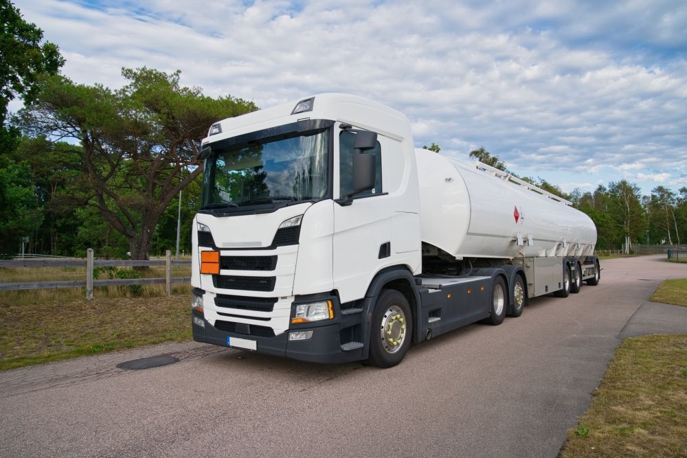 《Regular employee》Transportation large tank truck driver [monthly salary system] [bonus available] [inexperienced welcome]