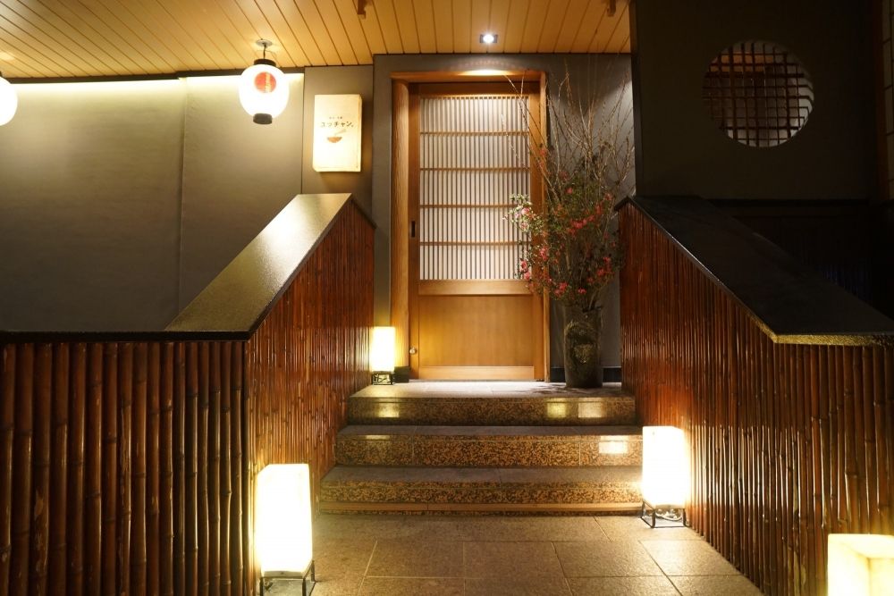 Trabalho em um restaurante yakiniku (perto da estação! (com refeições)