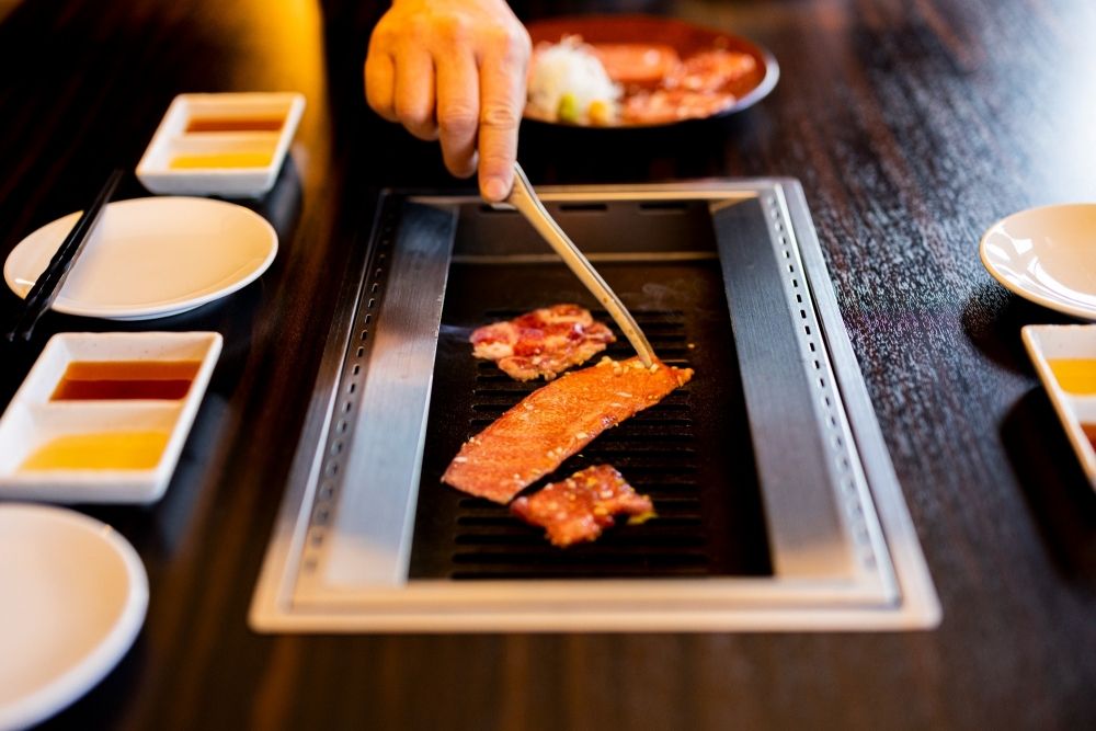 Trabalho em um restaurante yakiniku (perto da estação! (com refeições)