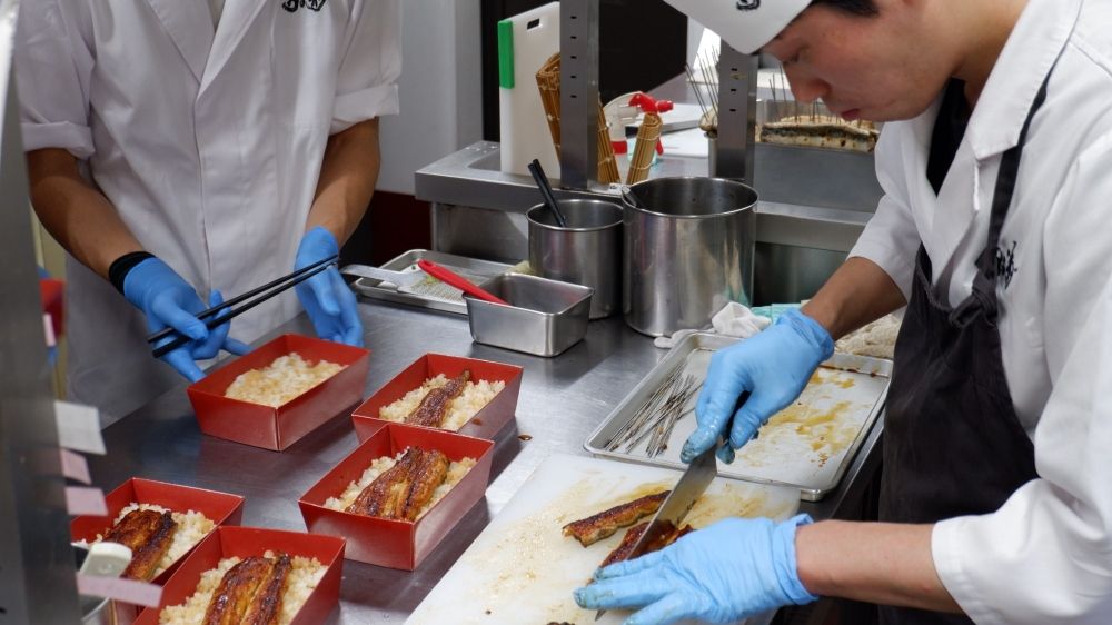 Suporte VISA disponível] Salário mensal máximo: 300.000 ienes! Trabalho de processamento de pratos de enguia / Funcionário em tempo integral