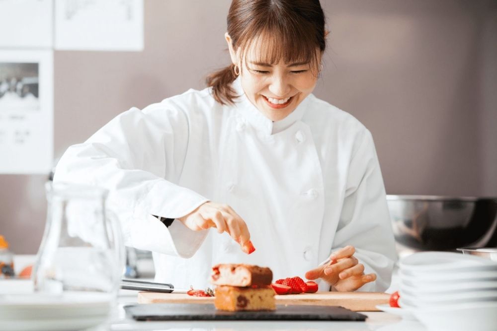 We are looking for experienced pastry chefs at a luxury hotel in Kyoto! 🍰