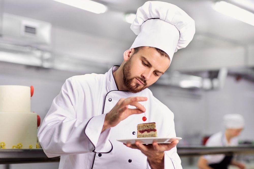 We are looking for experienced pastry chefs at a luxury hotel in Kyoto! 🍰