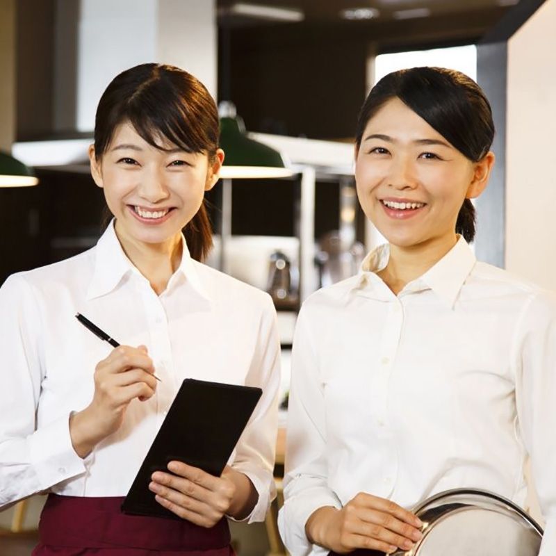 ＜ Funcionários de restaurantes em hotéis famosos ＞ Alto salário por hora de 1400 ienes ◆ Dormitórios privados estão disponíveis!