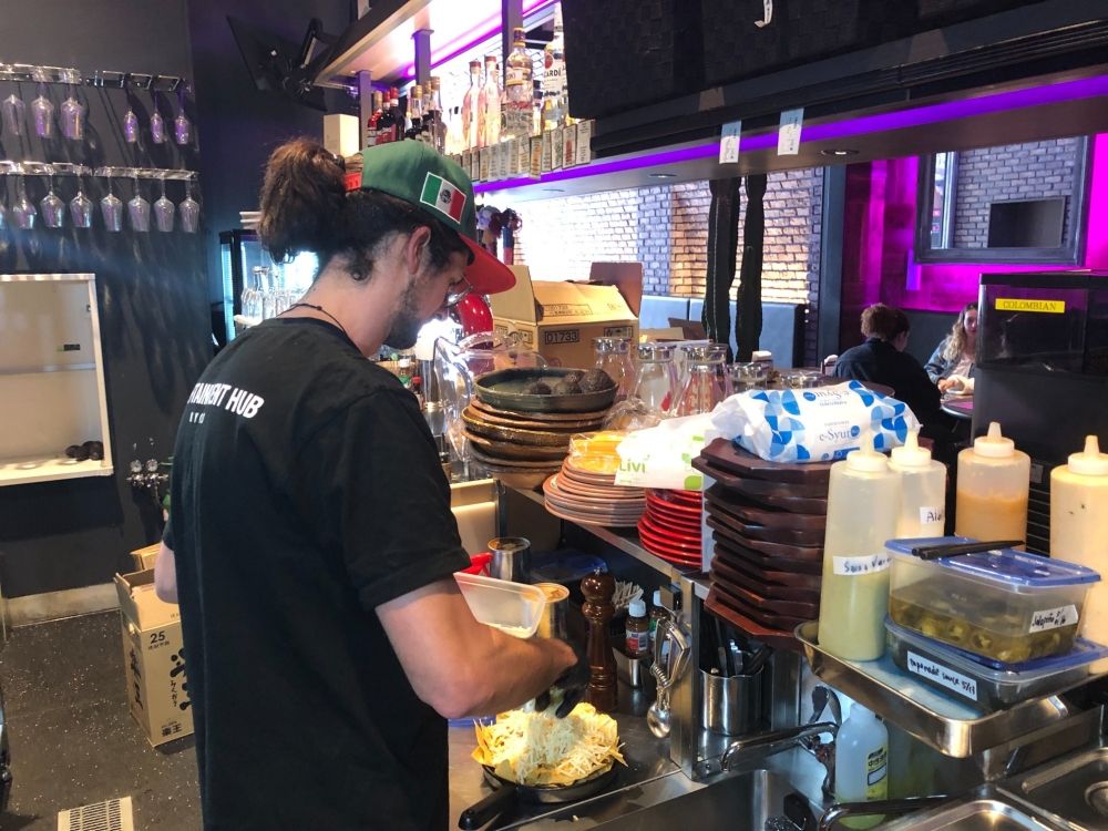 [Funcionário em tempo integral] Salário mensal de 250.000 ienes/trabalho da equipe de cozinha/Aqueles que falam inglês são bem-vindos!