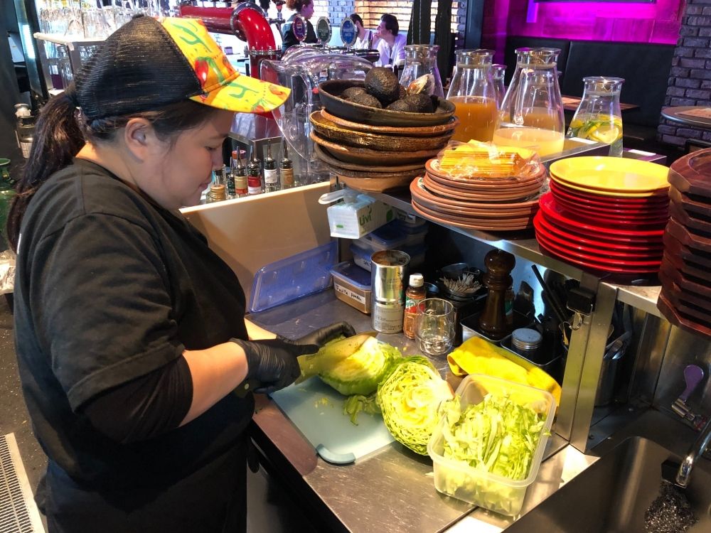 [Funcionário em tempo integral] Salário mensal de 250.000 ienes/trabalho da equipe de cozinha/Aqueles que falam inglês são bem-vindos!