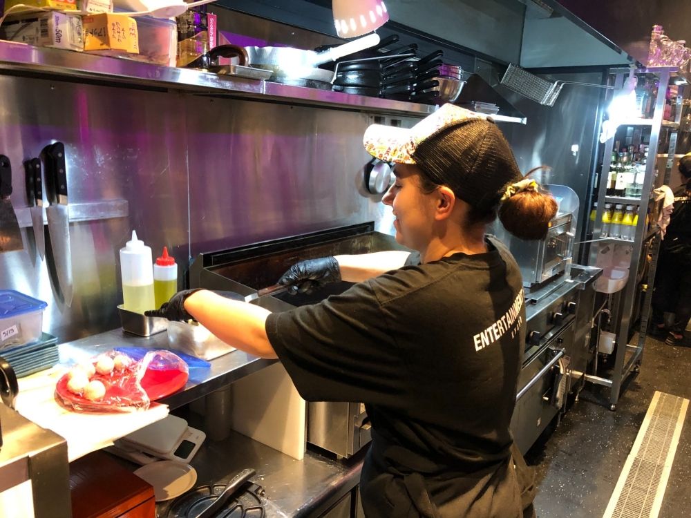 [Funcionário em tempo integral] Salário mensal de 250.000 ienes/trabalho da equipe de cozinha/Aqueles que falam inglês são bem-vindos!