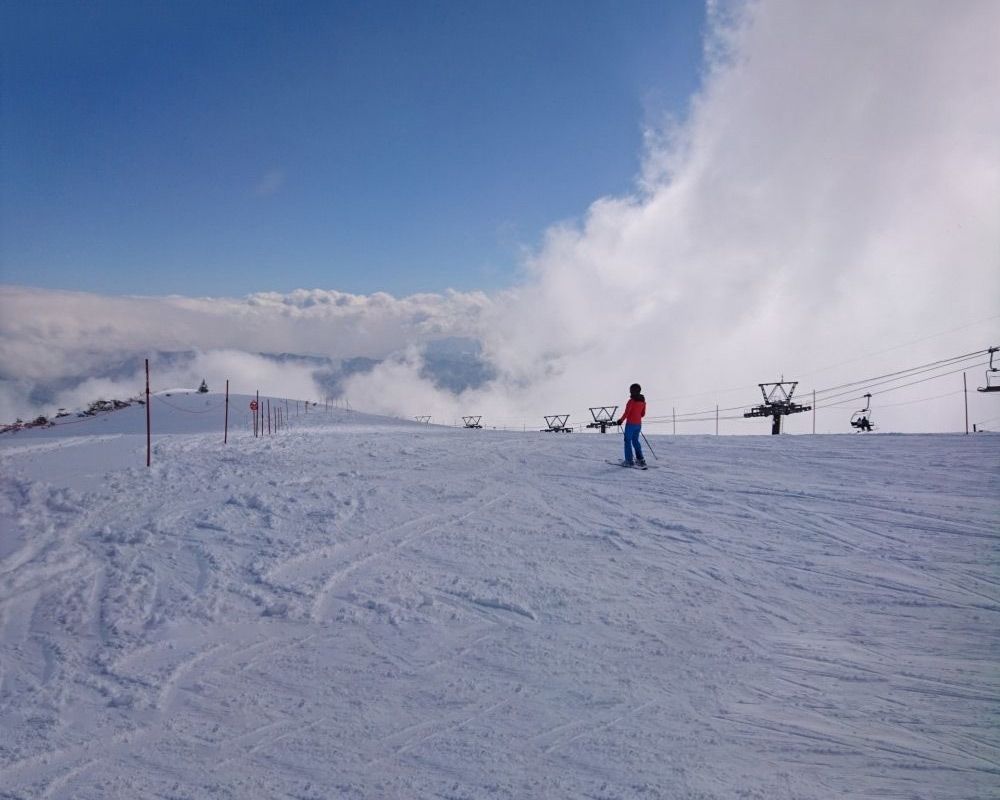 “Estação de esqui Tsugaike Kogen da província de Nagano” trabalha em uma estação de esqui
