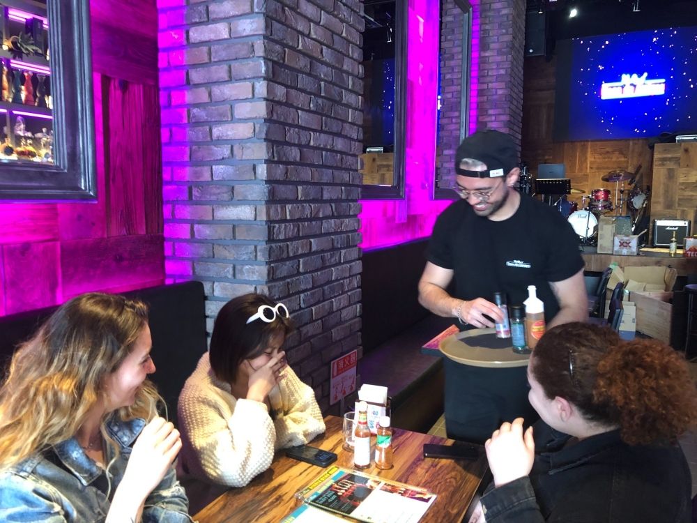 [Trabalho de meio período] Estudante internacional da Casa de Amigos aceita trabalho no chão do restaurante