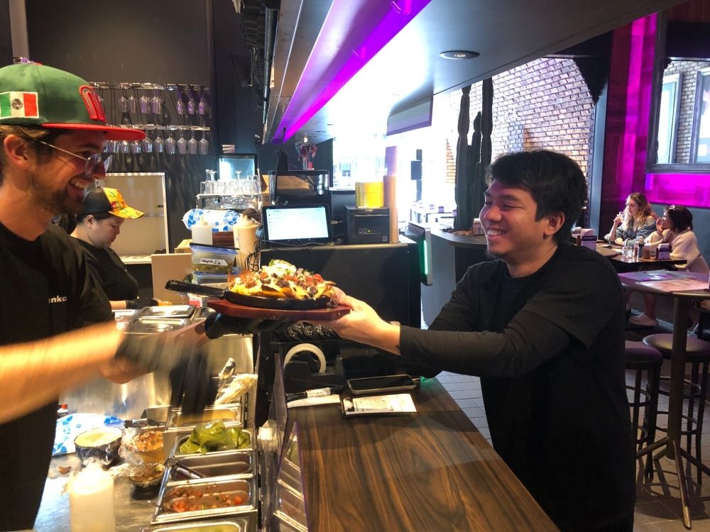 [Trabalho de meio período] Estudante internacional da Casa de Amigos aceita trabalho no chão do restaurante