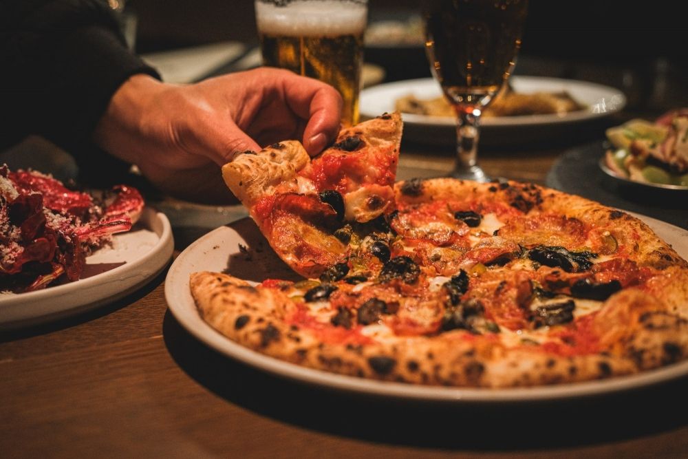 Alojamento disponível na empresa. Apoio do VISA, salário mensal alto e trabalho de cozinha em restaurante italiano.