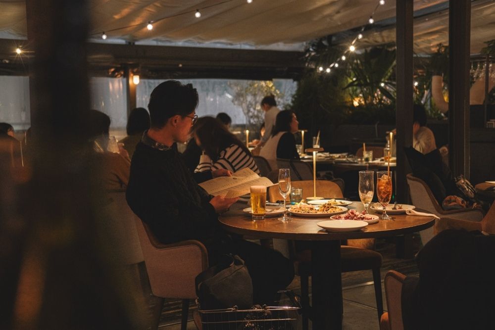 Alojamento disponível na empresa. Apoio do VISA, salário mensal alto e trabalho de cozinha em restaurante italiano.