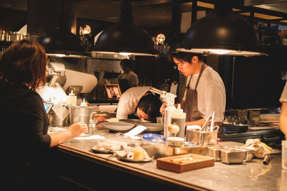 Alojamento disponível na empresa. Apoio do VISA, salário mensal alto e trabalho de cozinha em restaurante italiano.