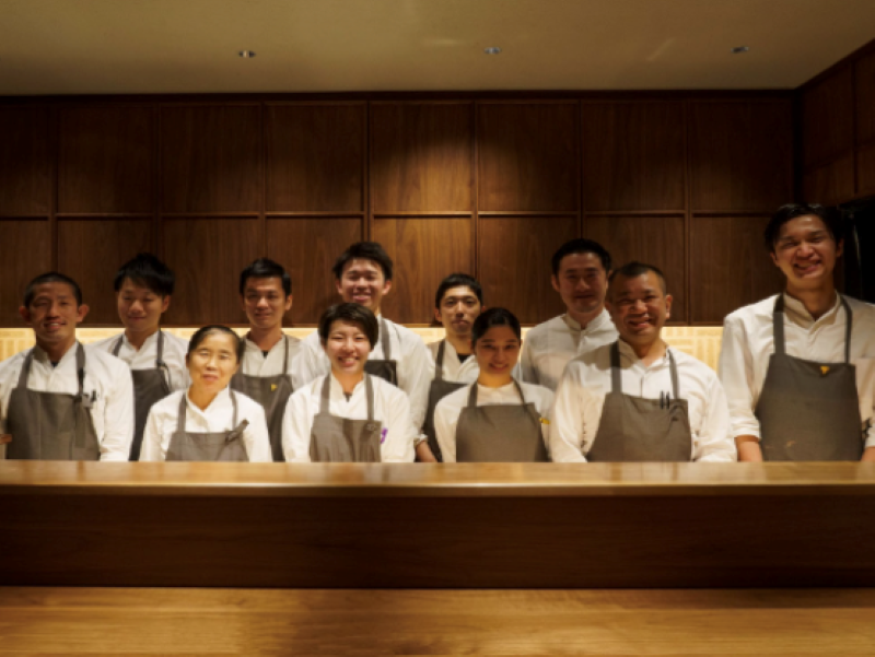 Trabalhar no coração de Tóquio. Trabalhar na cozinha e no salão. Mulheres ativas. Apoio da VISA disponível.