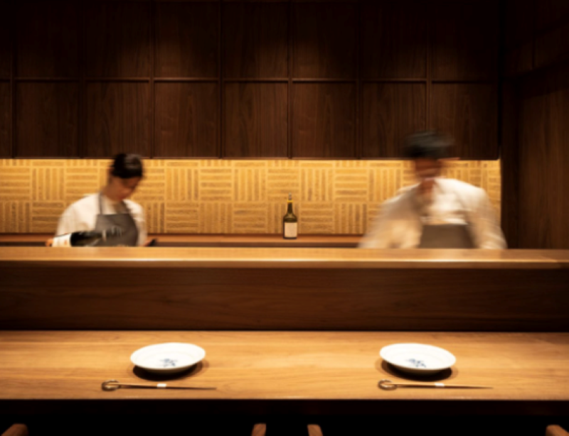 Trabalhar no coração de Tóquio. Trabalhar na cozinha e no salão. Mulheres ativas. Apoio da VISA disponível.