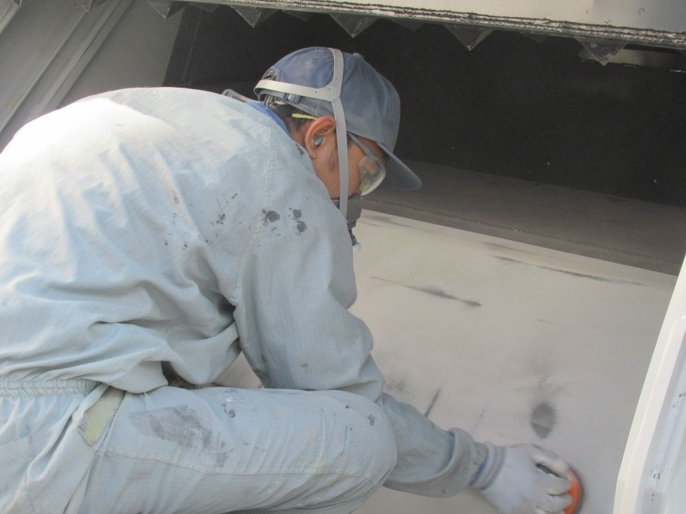 Há dormitórios e alojamentos para empresas disponíveis. Muitos estrangeiros trabalham aqui.