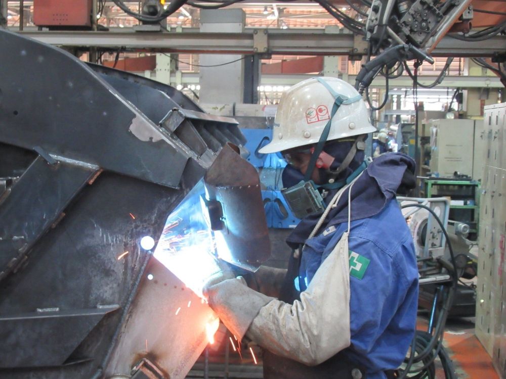 Há dormitórios e alojamentos para empresas disponíveis. Muitos estrangeiros trabalham aqui.