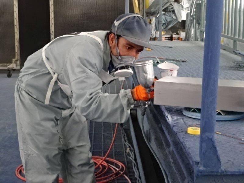 Há dormitórios e alojamentos para empresas disponíveis. Muitos estrangeiros trabalham aqui.