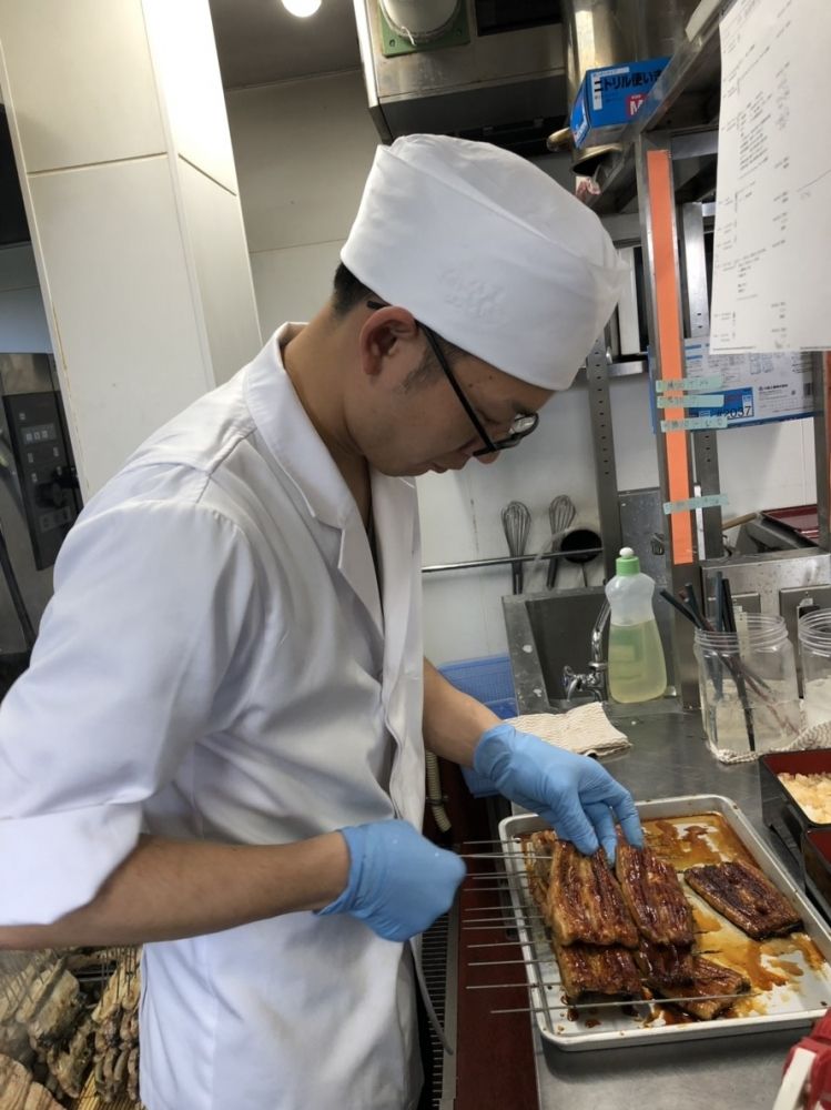 Sejam bem-vindas as pessoas que gostam de comida japonesa, pois ensinar-lhes-emos cuidadosamente as habilidades e o ambiente de trabalho.