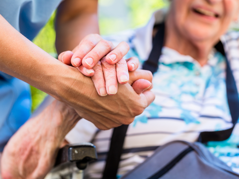 ＼手厚い研修制度あり！／未経験から始める介護スタッフ！