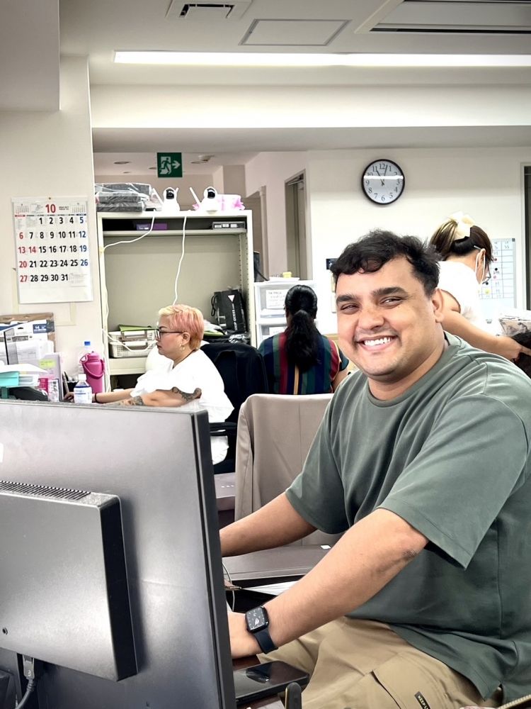 Embalagem, processamento de pagamentos e envio de produtos de marcas usadas