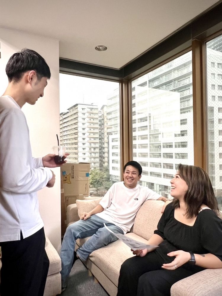 Embalagem, processamento de pagamentos e envio de produtos de marcas usadas