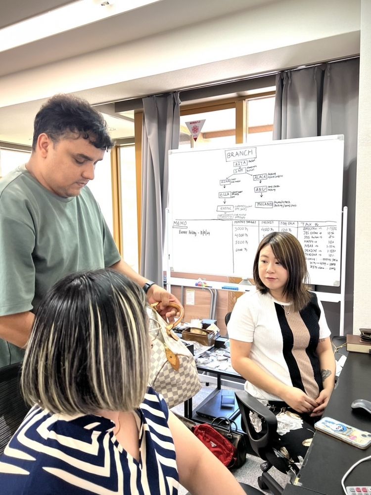 Embalagem, processamento de pagamentos e envio de produtos de marcas usadas