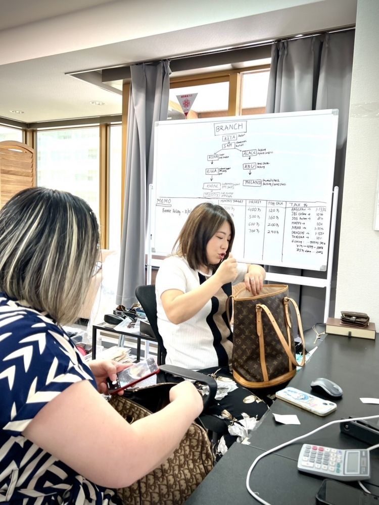 Embalagem, processamento de pagamentos e envio de produtos de marcas usadas