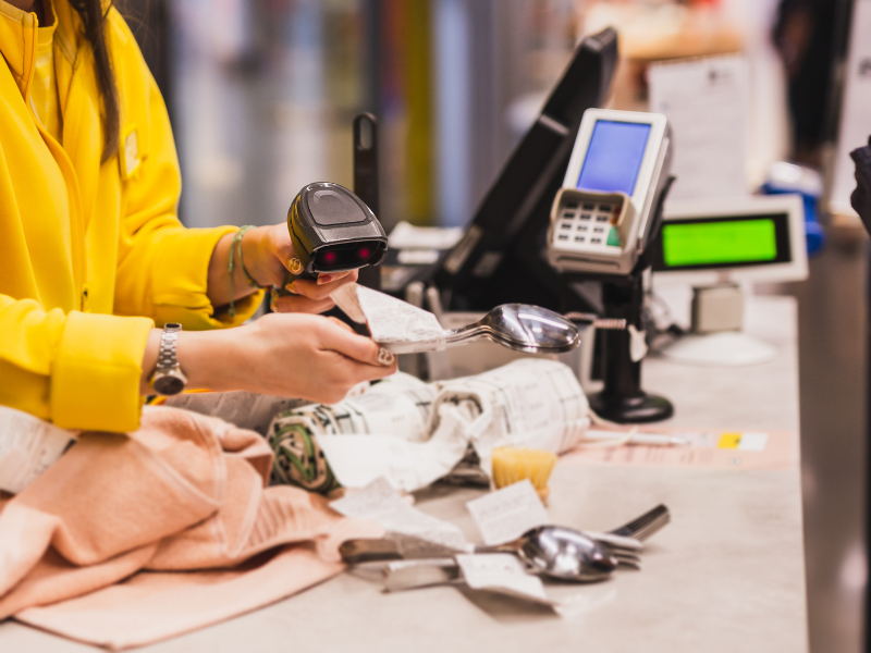 \ Free visa renewal support/convenience store staff (customer service/checkout) · 120 days off per year