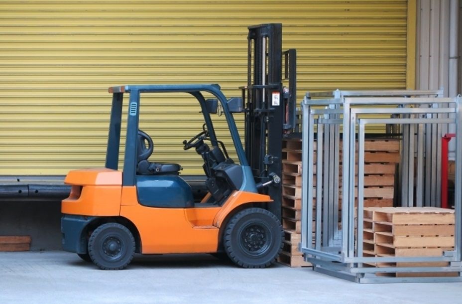 [A029-1] 厚木的叉车工人负责汽车零件（树脂/塑料制品）