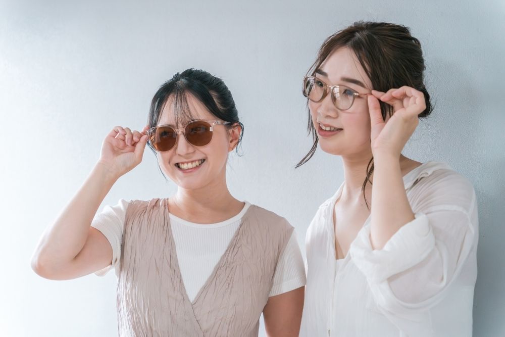 [Chamada de abertura] Vendedor de óculos! Roupas, cor de cabelo e unhas são gratuitas! Quase sem horas extras!