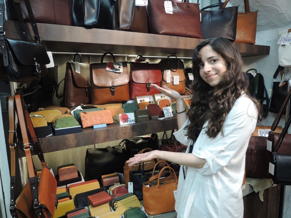 Vida de estudo no exterior/inexperiente OK [venda de bolsas] 80% dos clientes são turistas estrangeiros @Namba Station