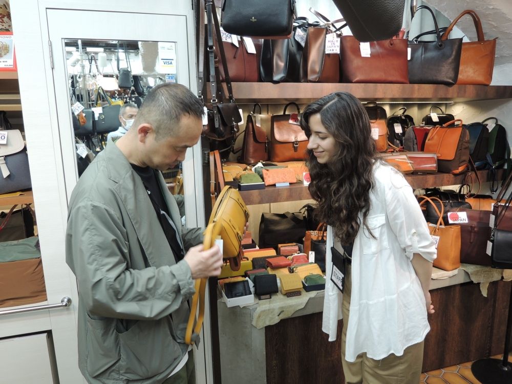 Vida de estudo no exterior/inexperiente OK [venda de bolsas] 80% dos clientes são turistas estrangeiros @Namba Station