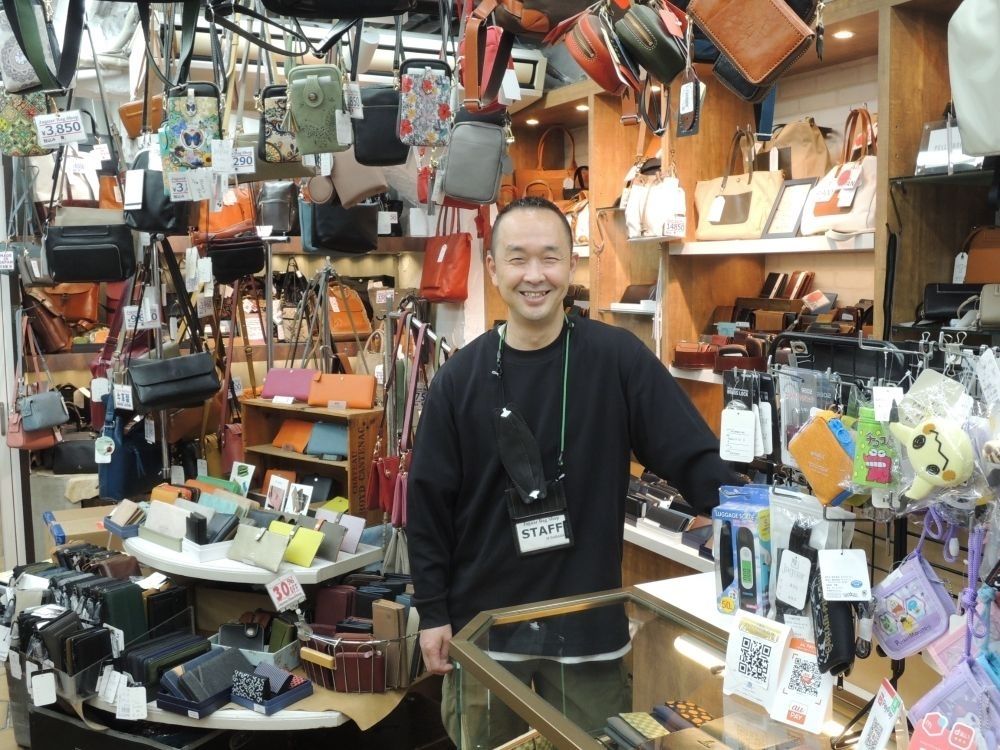 Vida de estudo no exterior/inexperiente OK [venda de bolsas] 80% dos clientes são turistas estrangeiros @Namba Station