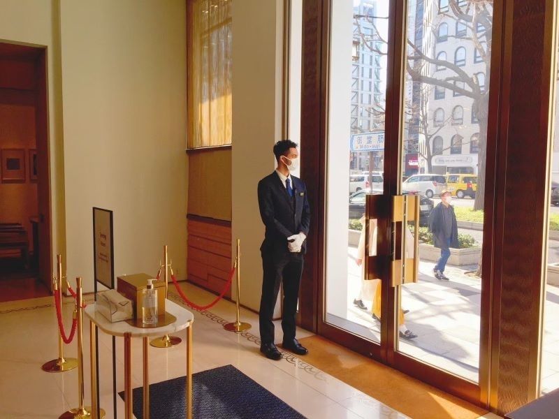 [Famous commercial building at Nagoya Station]Door person for luxury brand shops / English and other languages can be used