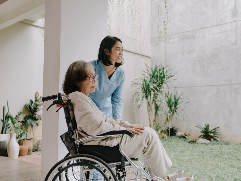 【万全なサポート体制で安心】未経験OK／介護スタッフ【日給15000円】