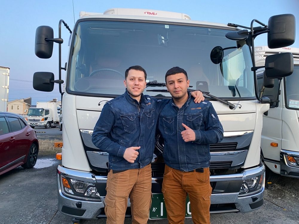 Estamos procurando colegas com quem trabalhar! 4º motorista, funcionário em tempo integral!