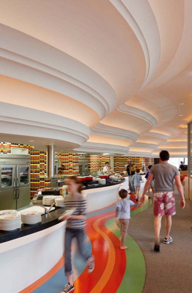 ＼国際的会員制クラブでレストランレセプショニスト／