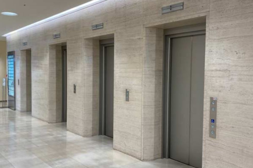 [Equipe de trabalho de instalação de escadas rolantes] recepção inexperiente