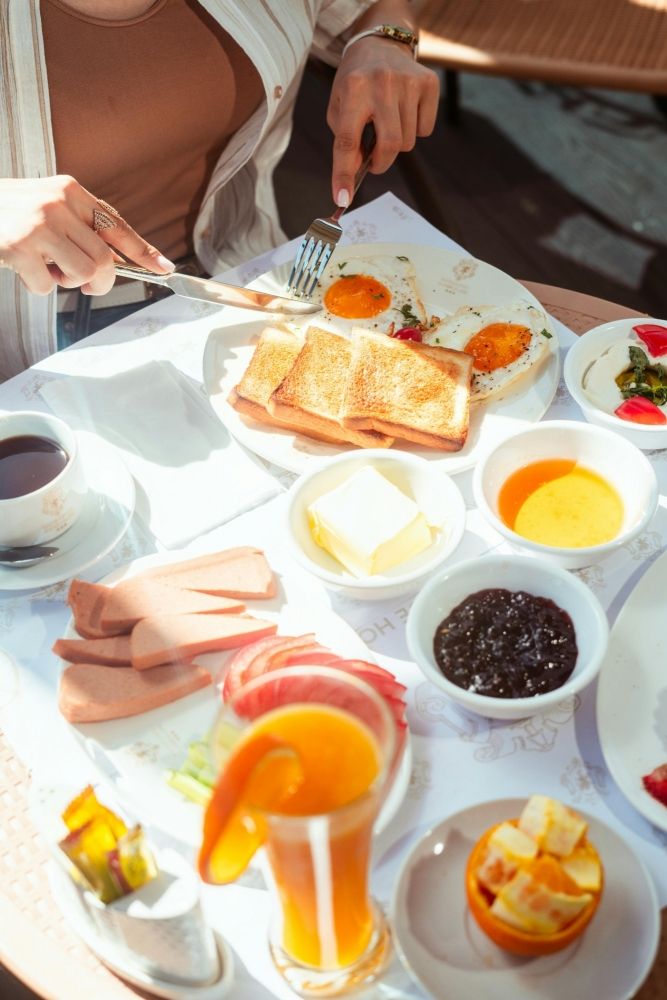 Estamos procurando funcionários de um restaurante de café da manhã em um hotel diretamente conectado à estação ★ Suporte para vistos disponível