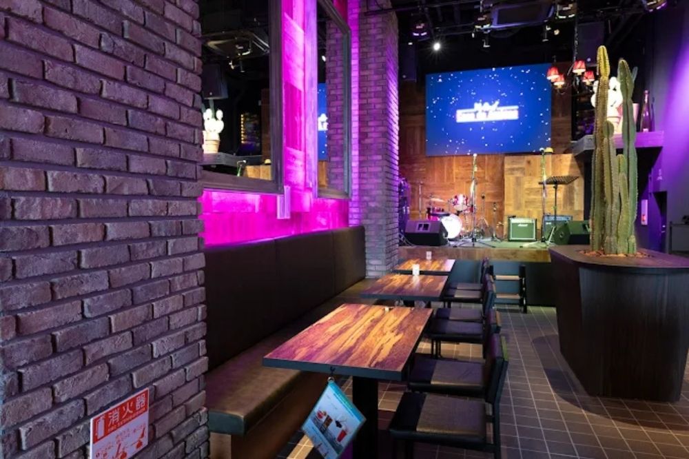 【正社員募集！】月給25万円～/飲食店スタッフ / 英語が話せる方歓迎