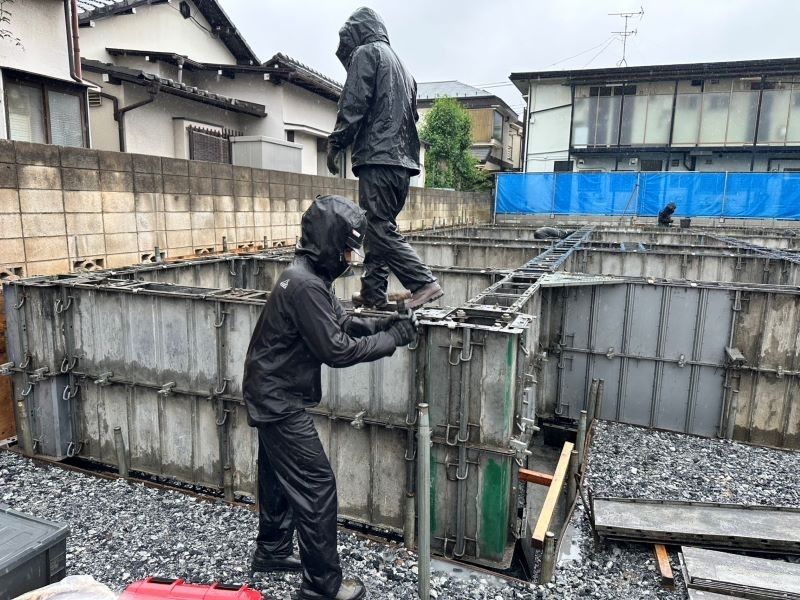 Maintenance and management staff for expressways/ Indonesian nationals are active in this field.