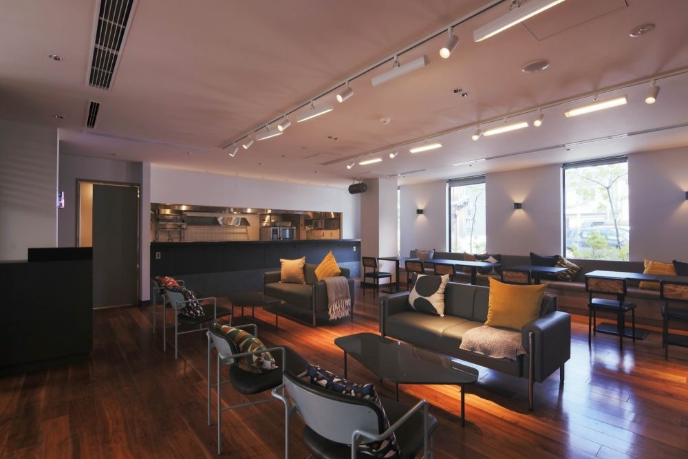 Equipe do café, também há uma refeição para deixar os turistas que vêm a Kyoto felizes!