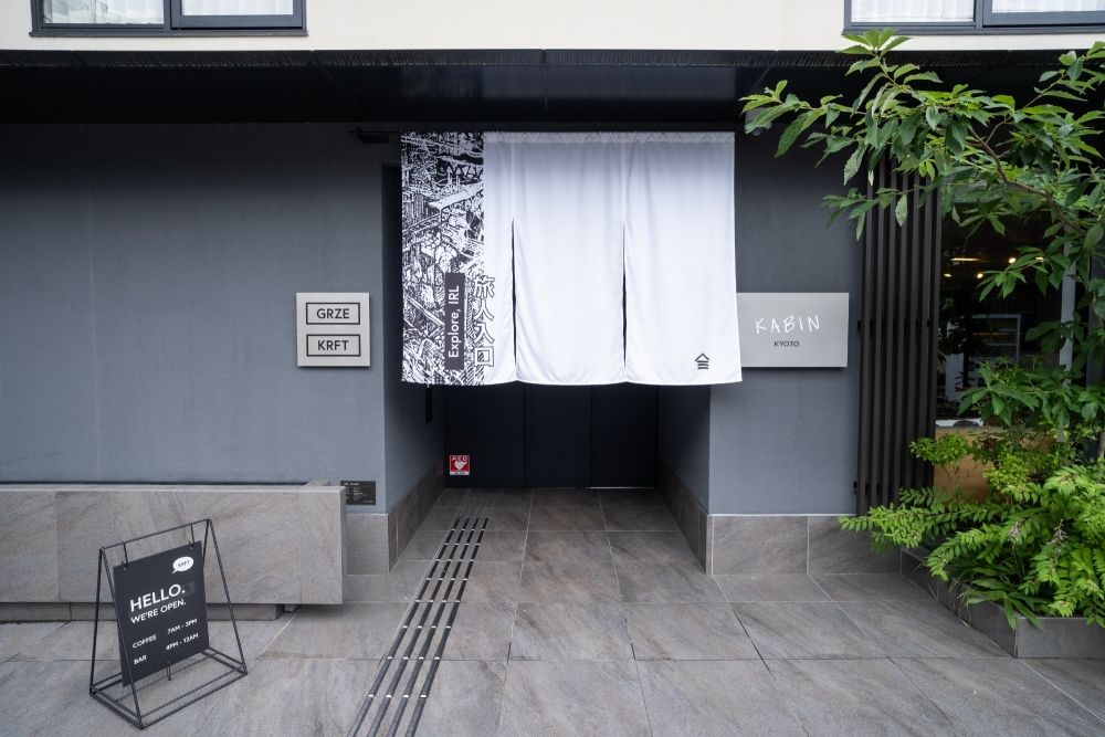 Equipe do café, também há uma refeição para deixar os turistas que vêm a Kyoto felizes!